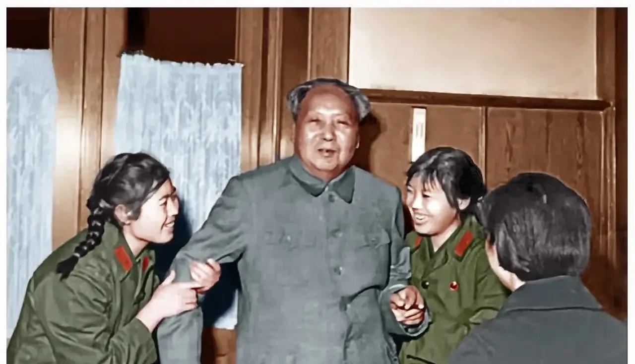 13969年12月26日，两个小女孩挽着毛主席的胳膊，脸上充满了笑意，簇拥着毛主
