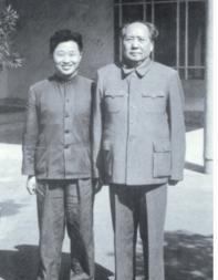1976年9月9日，当一男子得知毛主席逝世后，当即便拿起了剪刀直接冲向了毛主席的