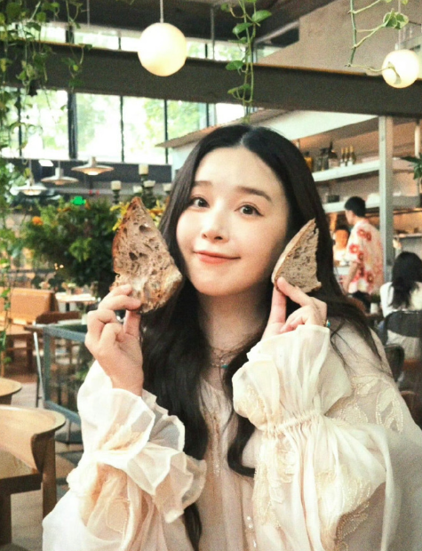 阚清子孕晚期状态太幸福，出行有老公相伴，状态满分