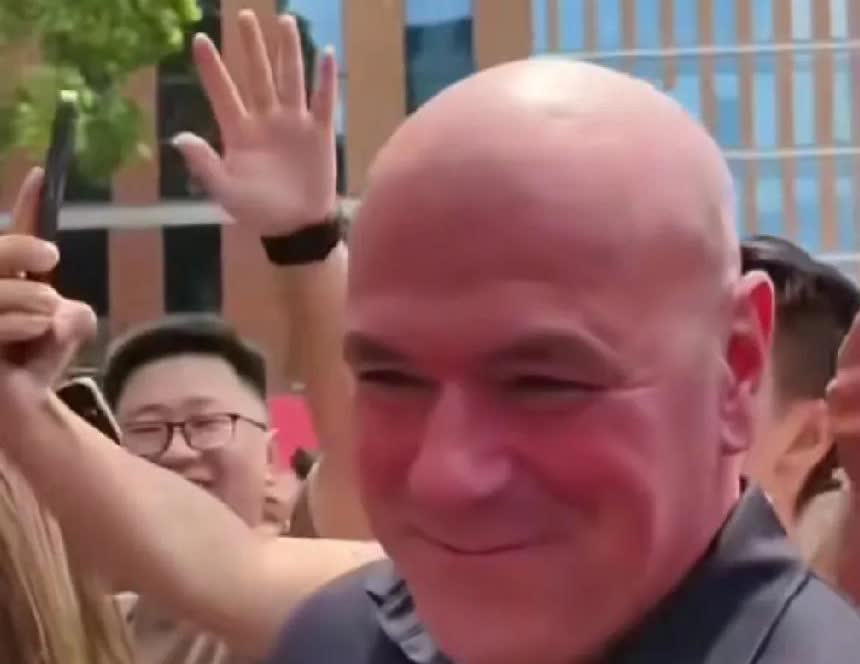 8月22日，ufc总裁白大拿抵达上海，热情的粉丝让他瞬间变成了红大拿，中国粉丝这