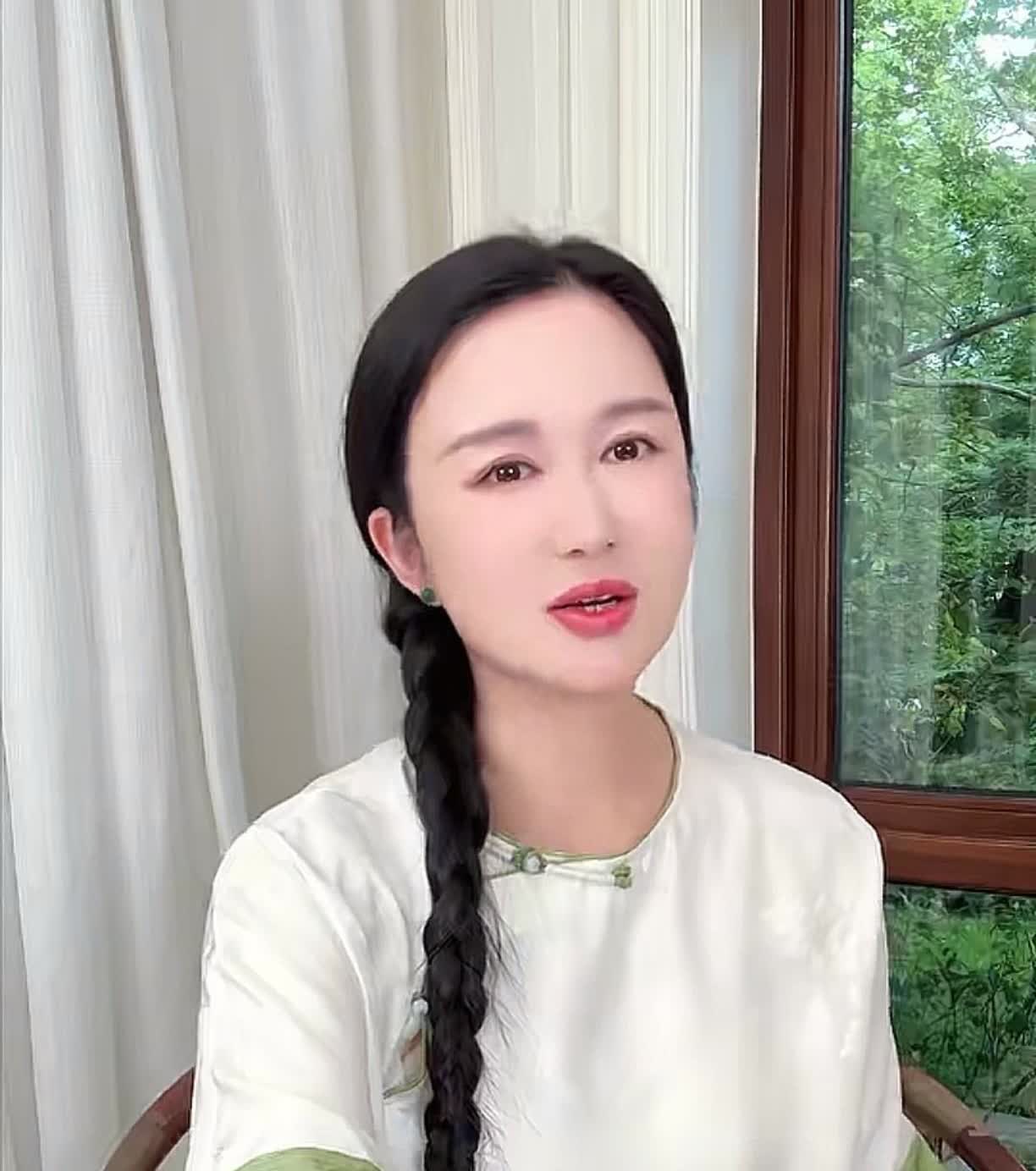 杜星霖坦言，很多姐妹都羡慕她能找到张纪中这样的想法。果然做不同选择的人，连思维都