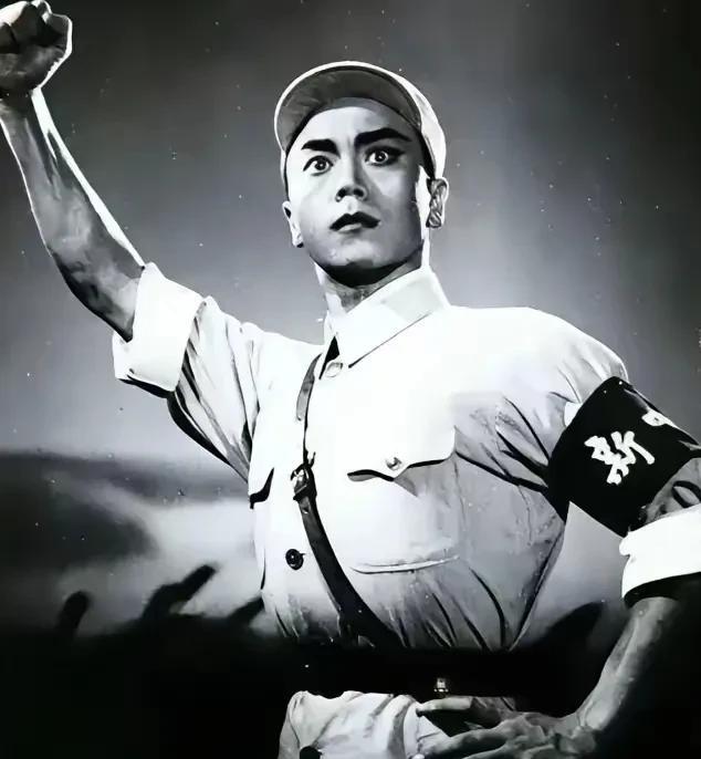 这是六十年代，现代京剧《沙家浜》中的男主角——“郭建光”。
当年许多京剧演员在舞