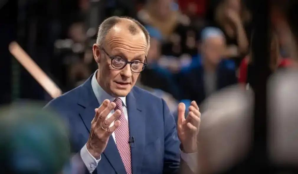 【热点评述】德国总理默茨的“豪赌”十分危险。
当英国首相斯塔默和法国总统马克龙积
