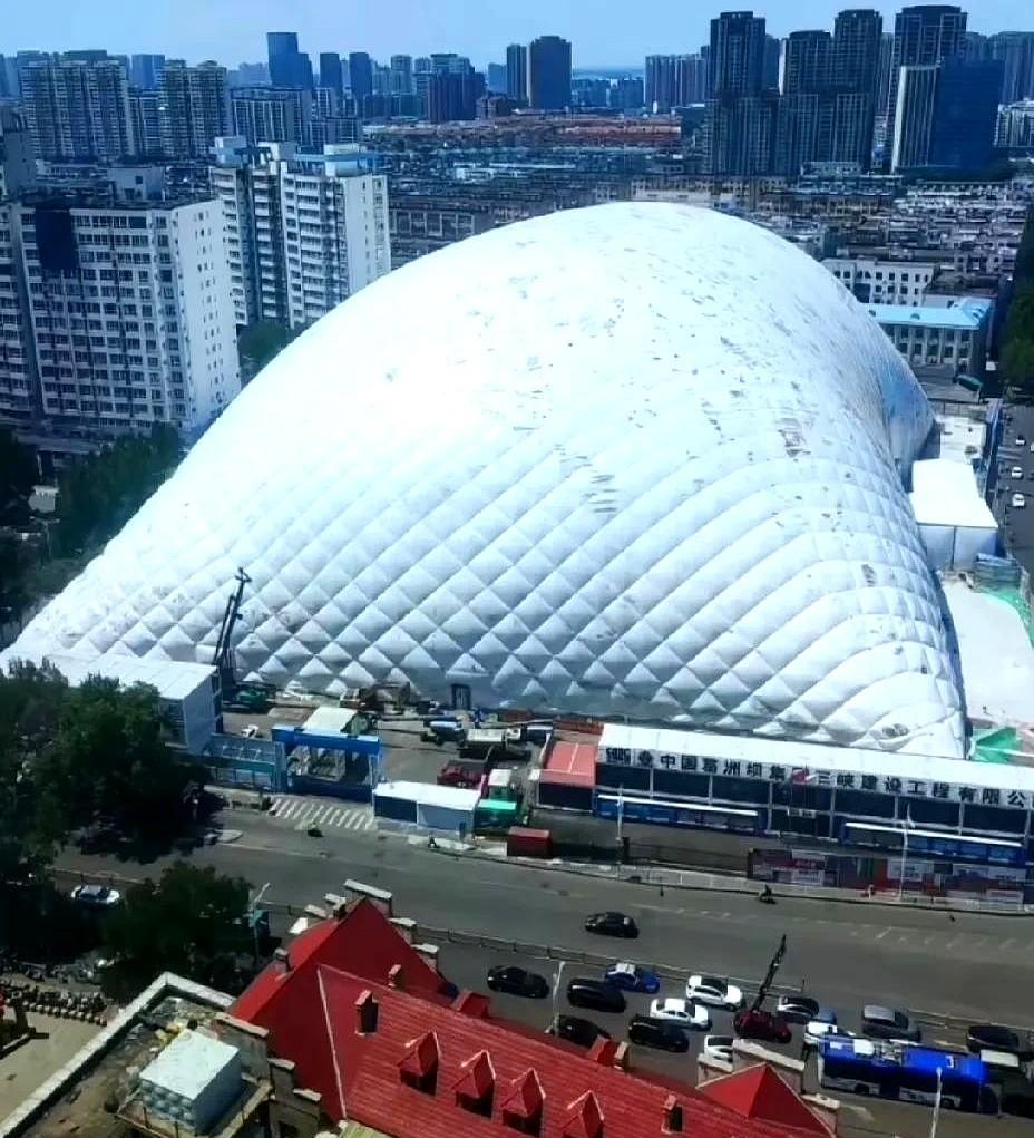 济南洪楼原大润发地块横空出世了一个巨大的气模棚，上面写着中国葛洲坝集团三峡建设公