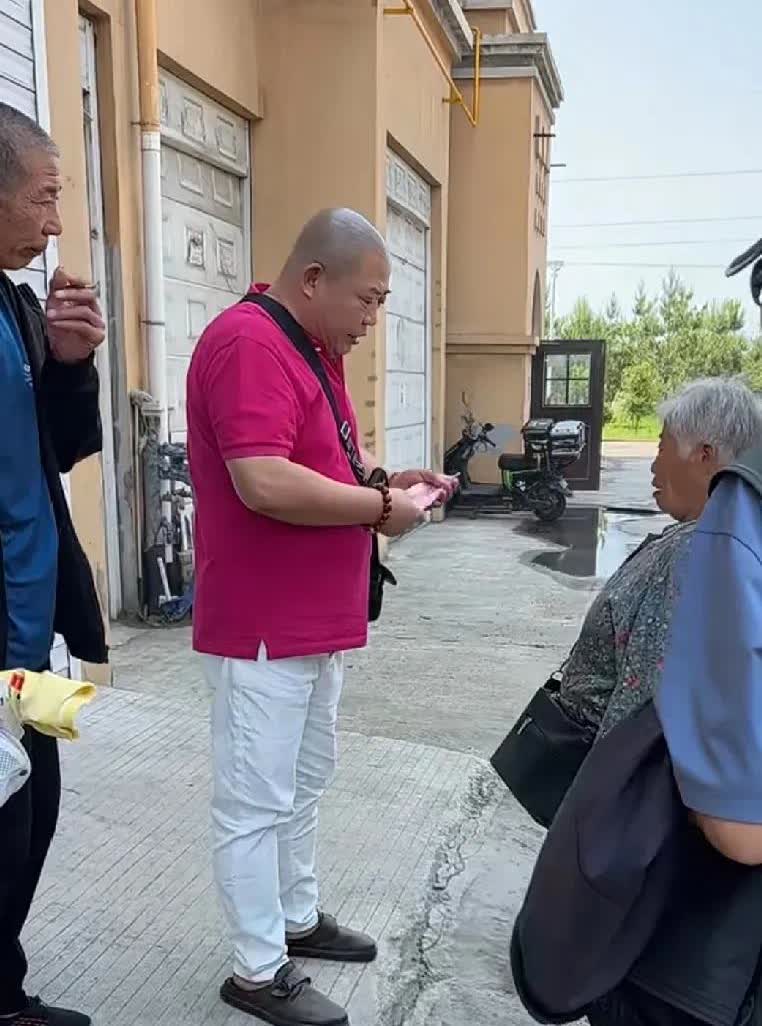 最近驴爸回东北老家，也学起辛巴做善事，见到亲戚就直接给发钱，看画面基本都是100
