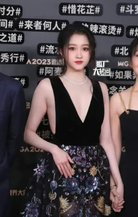 关晓彤下半身能超神，上半身太壮实了吧！