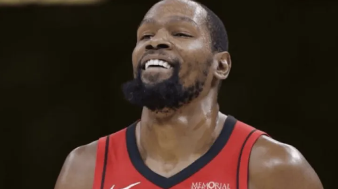 杜兰特在比赛中最令人钦佩的特质，是那种为成为最强篮球手而甘愿牺牲一切的决绝。除了