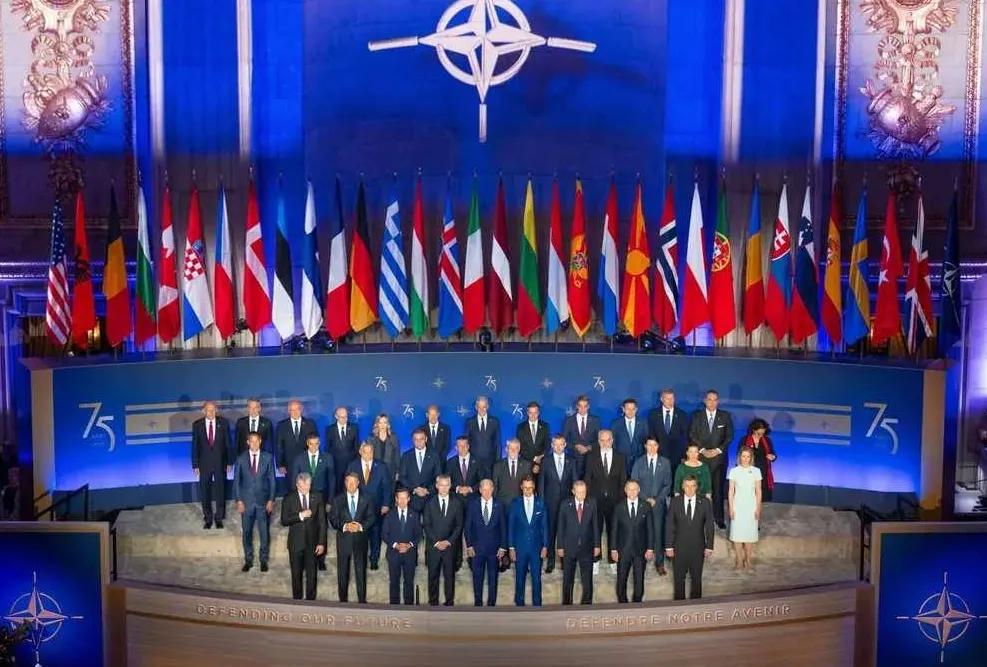 就是以美国为首的草台班子聚会
就是北约土匪聚会
看似都西装革履
人模人样的
其实