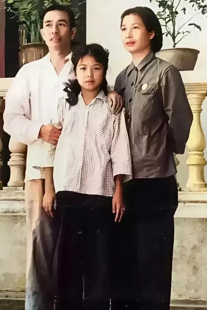 陶铸携夫人曾志与女儿陶斯亮在一起，温暖又温馨，其乐融融，合影留念，美好的回忆！