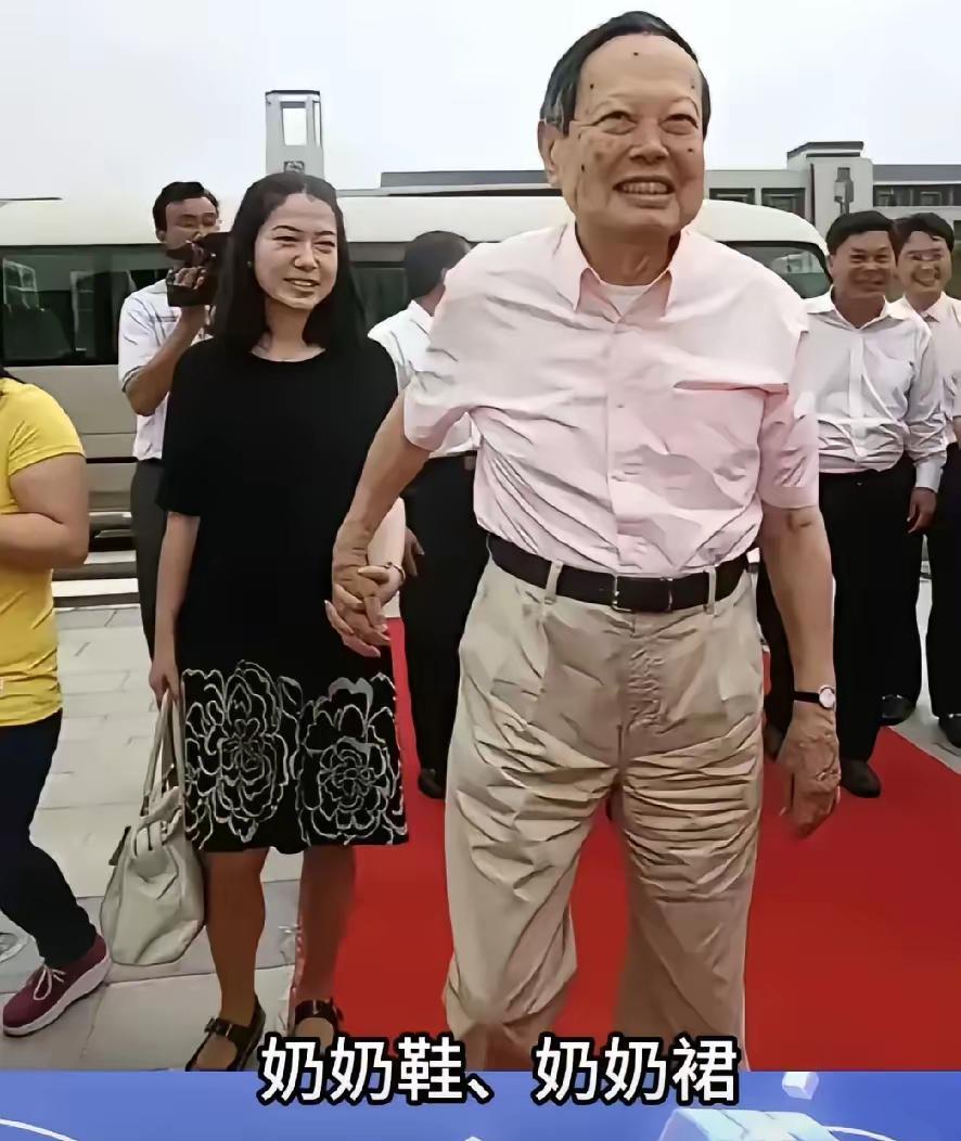 为什么大家都喜欢找年轻的对象？
看翁帆和杨振宁
原因很简单，就是因为和年轻的人待