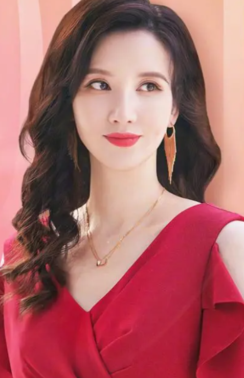 张萌优雅脱俗，展现出无与伦比的风采，她的独特魅力，让人过目不忘