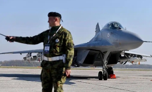 伊朗空军有非常严重的“美械情结”，F-14已经服役快五十年了还当成宝贝主力，那还