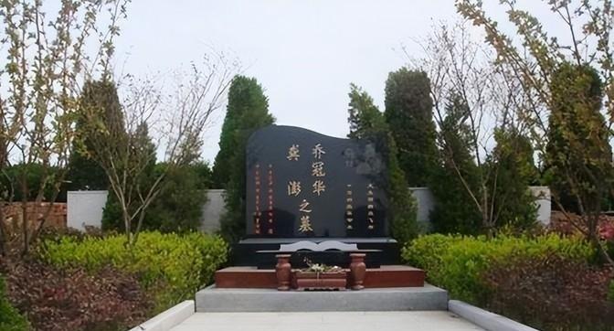 1985年乔冠华归葬故乡盐城遭到拒绝，妻子章含之无奈之下找到一个人帮忙，此人在当