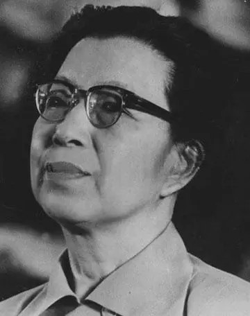 江青被捕之后，审判官悄悄地在外面观察她，发现江青正坐在床铺边上，不停地在用手抹平