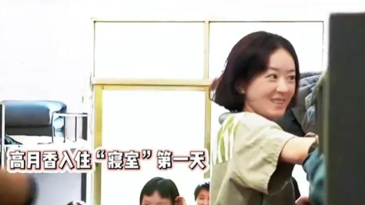 37岁赵丽颖新戏放飞自我，扮成流浪汉蓬头垢面坐路边，不复之前甜美气质