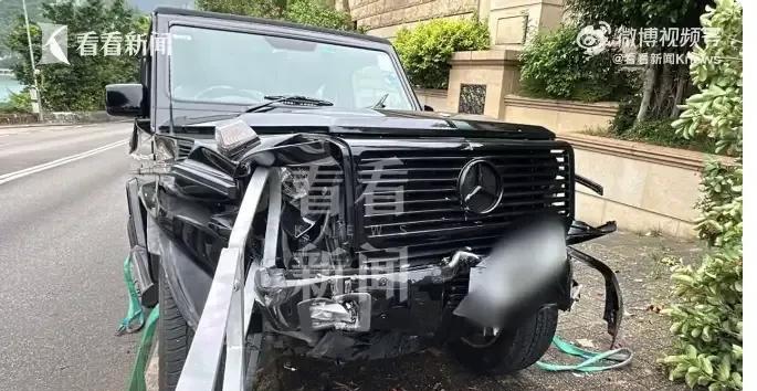 突发事件：
香港著名导演陈可辛出车祸，受损车辆是一辆奔驰SUV，车辆受损严重，万