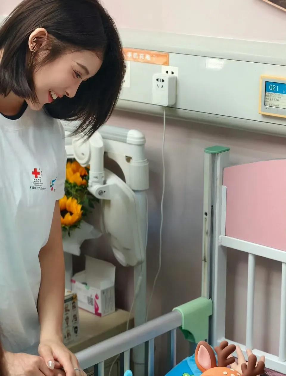 吴艳妮活该你这样，
今天吴艳妮晒出了一幅图，
是去儿童医院看望残疾儿童，
她带给
