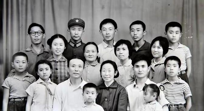 1966年，一对干部夫妻被带走，临走前把6个孩子托付给47岁的保姆高玉清，10年