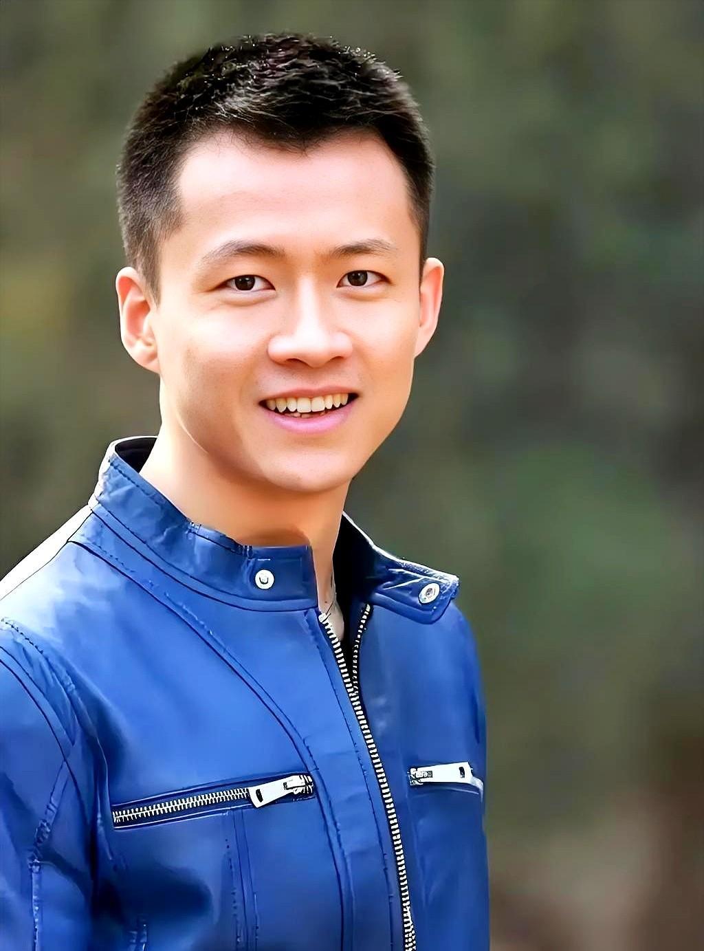 “客串级”唐曾，一抬眼就把热依扎、李勤勤压成背景。
观众弹幕刷屏：配角也能抢戏？