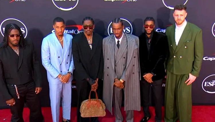 今年NBA总冠军雷霆是大赢家呀！
ESPY颁奖典礼，雷霆球星亚历山大获得了年度最