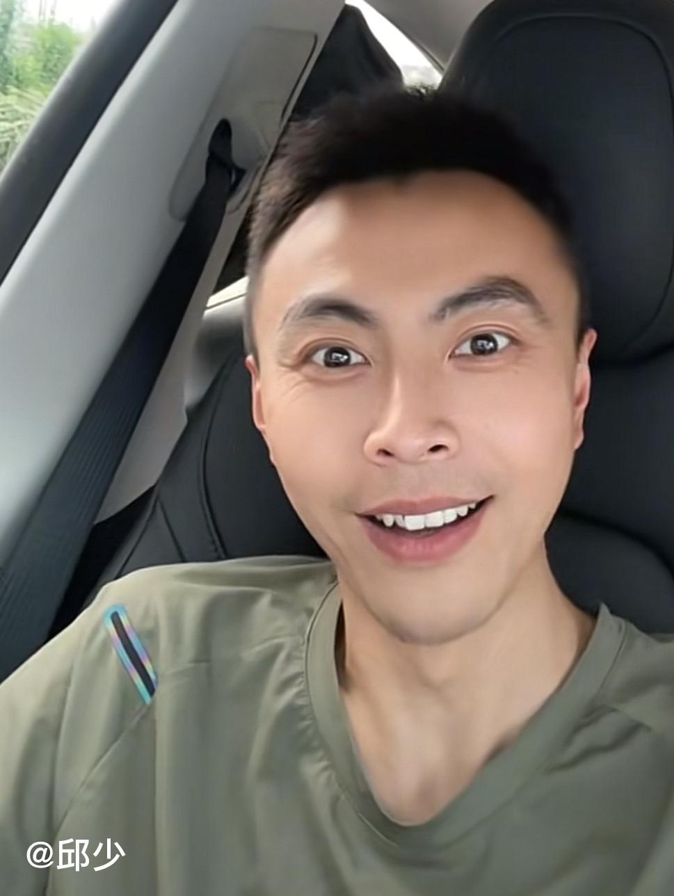 上海海港知名球迷邱少表示地毯就是用来踩的。因此海港主教练穆斯卡特没什么问题。他也