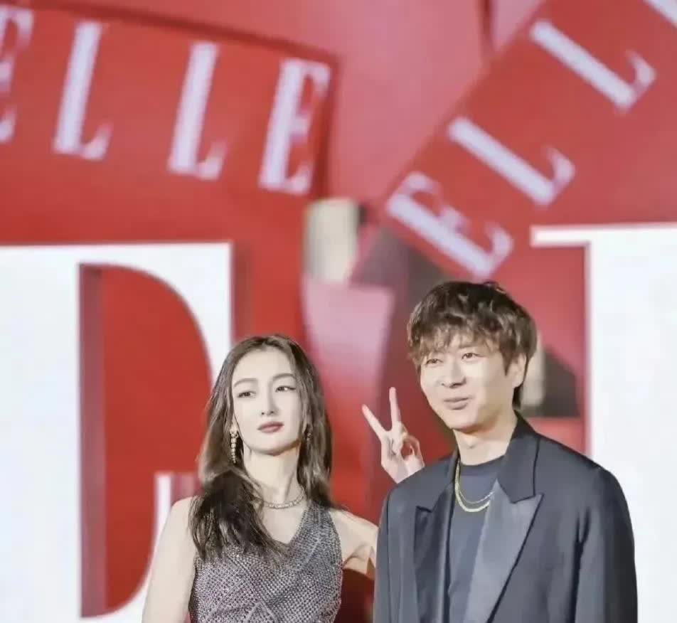 周冬雨的医美还是非常成功的，和以前判若两人！

都知道周冬雨走红毯的时候的造