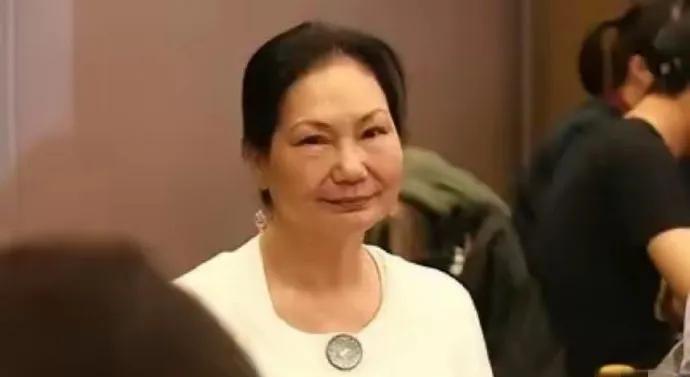 S妈你还有小S呢呀，活人总要向前看的，大S病危那天你俩跳的舞，可以复习起来呀！让