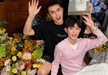 男子晒与付鹏合影照，感觉瘦了很多，人也变得精神了很多