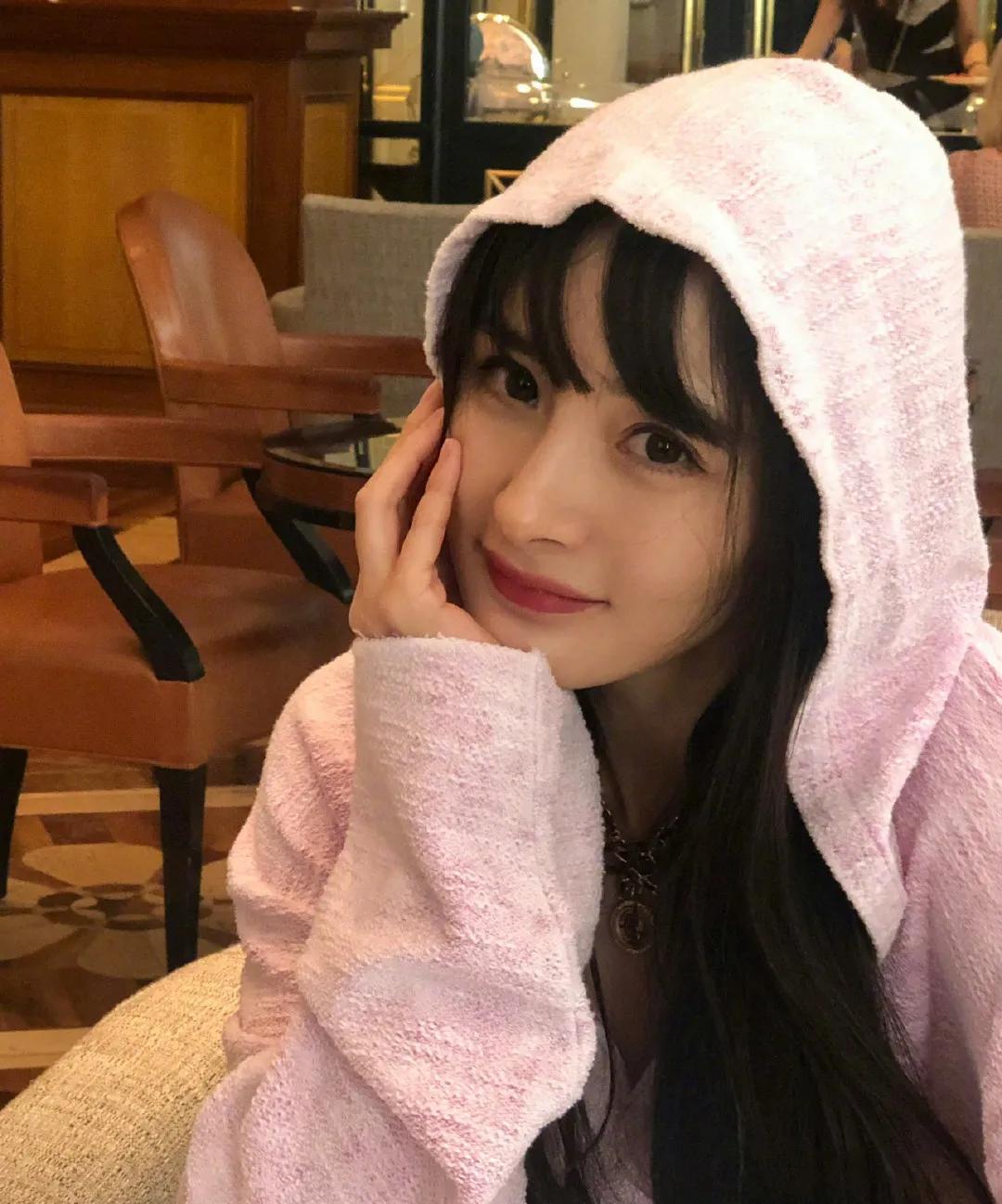 杨幂家妻日常Vlog来袭！镜头记录下她生活里的温柔瞬间，厨房忙碌身影、惬意居家时