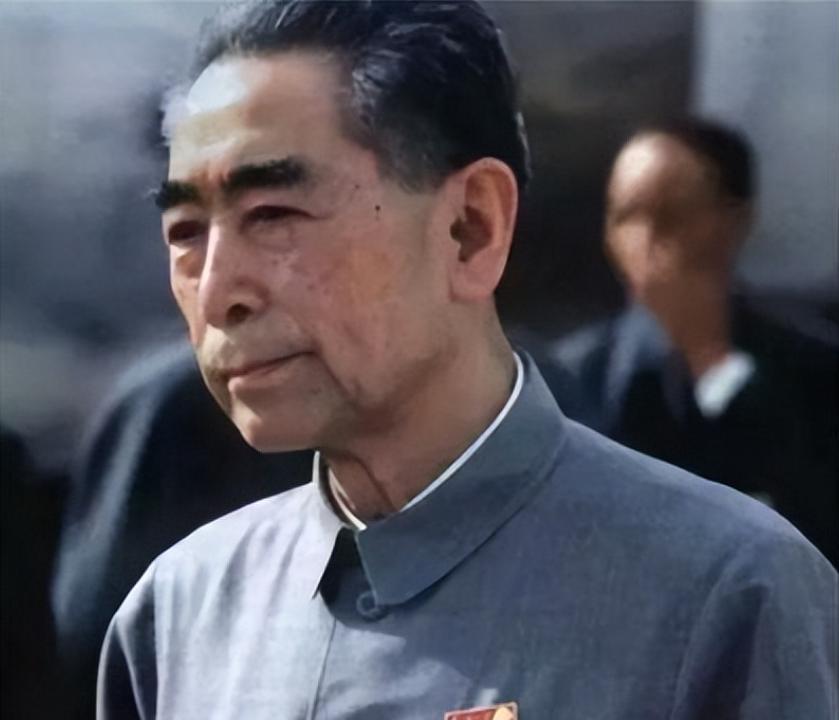 1950年，周总理在一次宴会中正和大家谈得热烈，突然他注意到一位女子。于是，他放