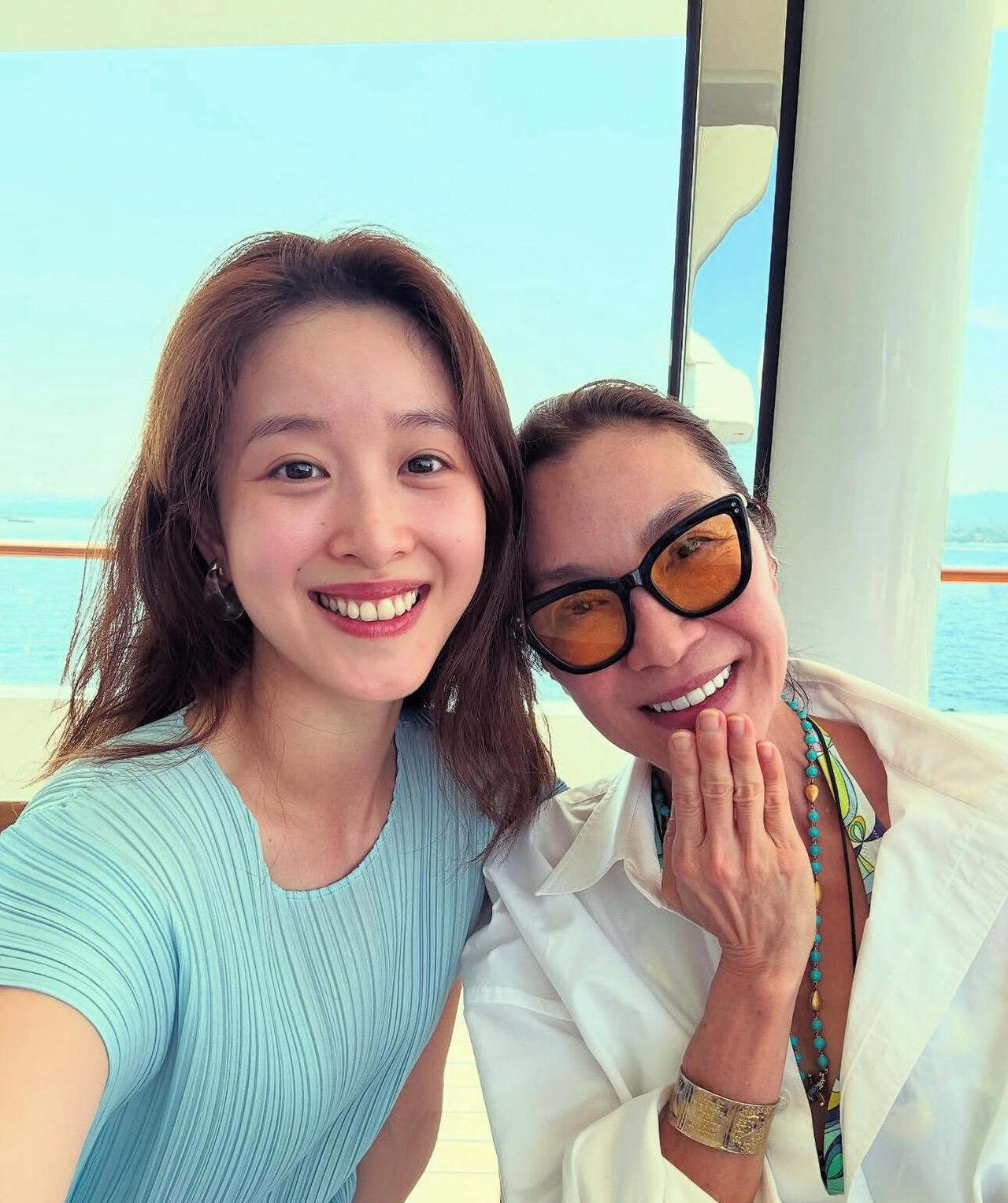 奶茶妹妹晒与杨紫琼合照，？这就是贵妇的好状态吗？怎么一副命很苦的样子，眼神真的好