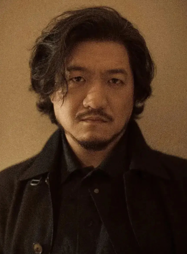 《棋士》里的他，有人说他像发福后的李亚鹏，可小编觉得他演技比李亚鹏好，完全是用演
