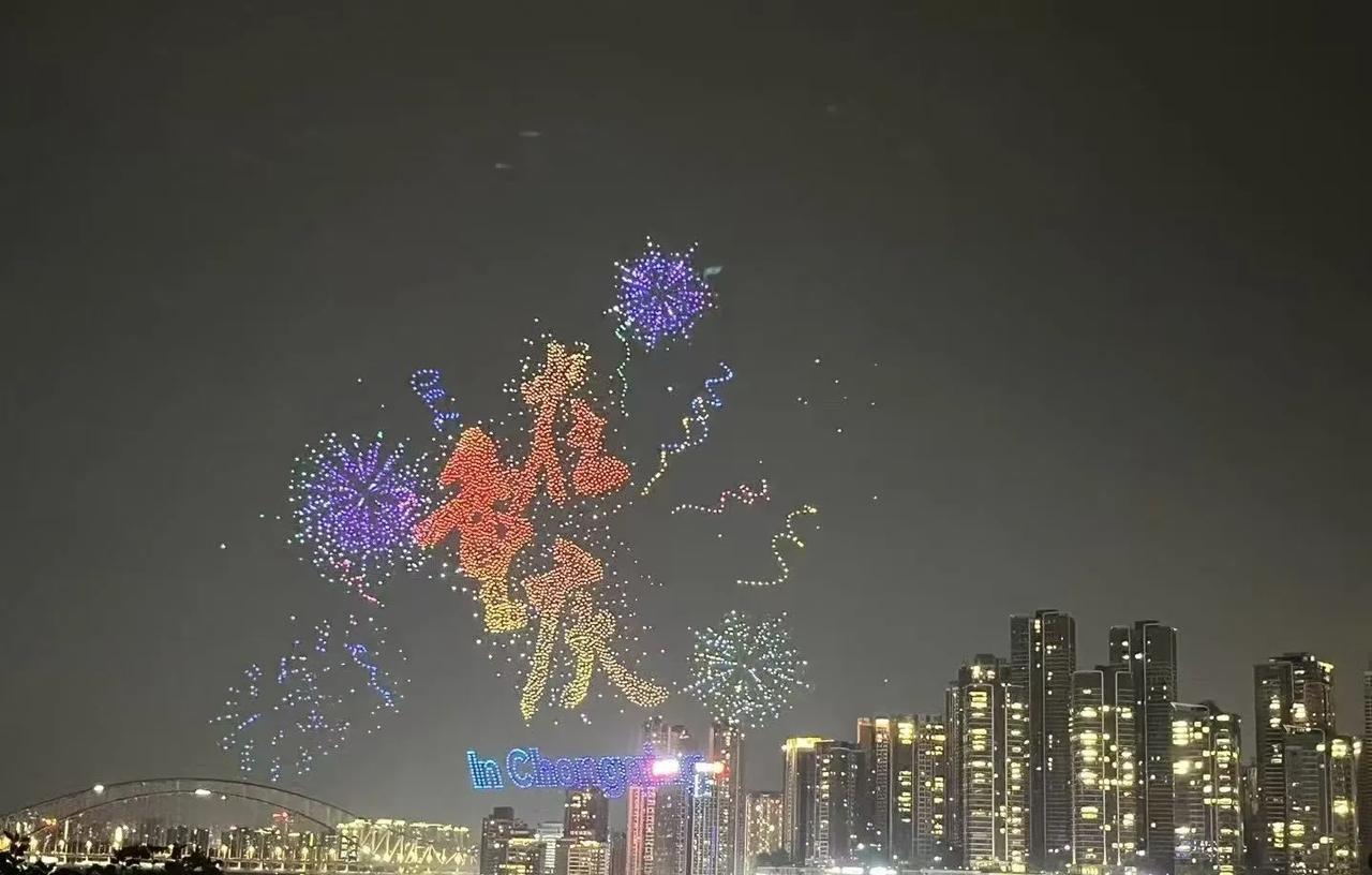 无人机秀恩爱，壮观吗？[吃瓜群众]