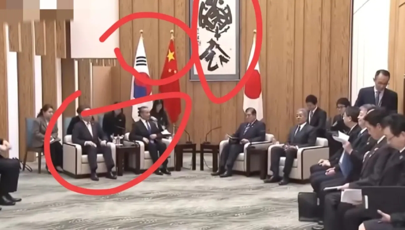 石破茂会见中日韩外长，3个细节:
1、国旗，中国摆在了韩国前面！
2、座次，王毅