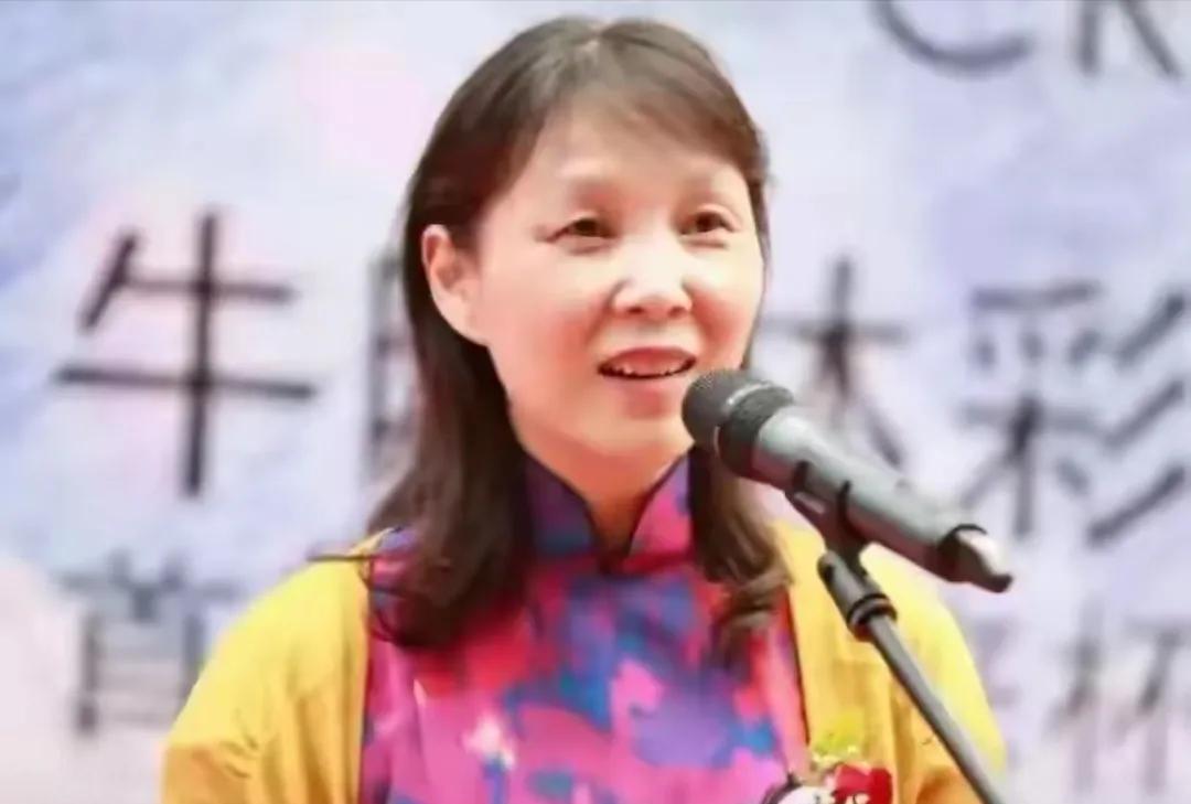 最近刷手机的时候，这家人的事儿想不看都不成。
杜建英在几十年前就敢无名无分地给人
