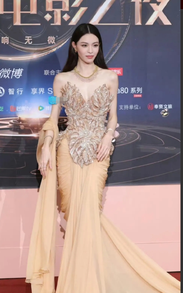 2025微博电影之夜女星红毯造型生图出炉，你喜欢谁的造型？