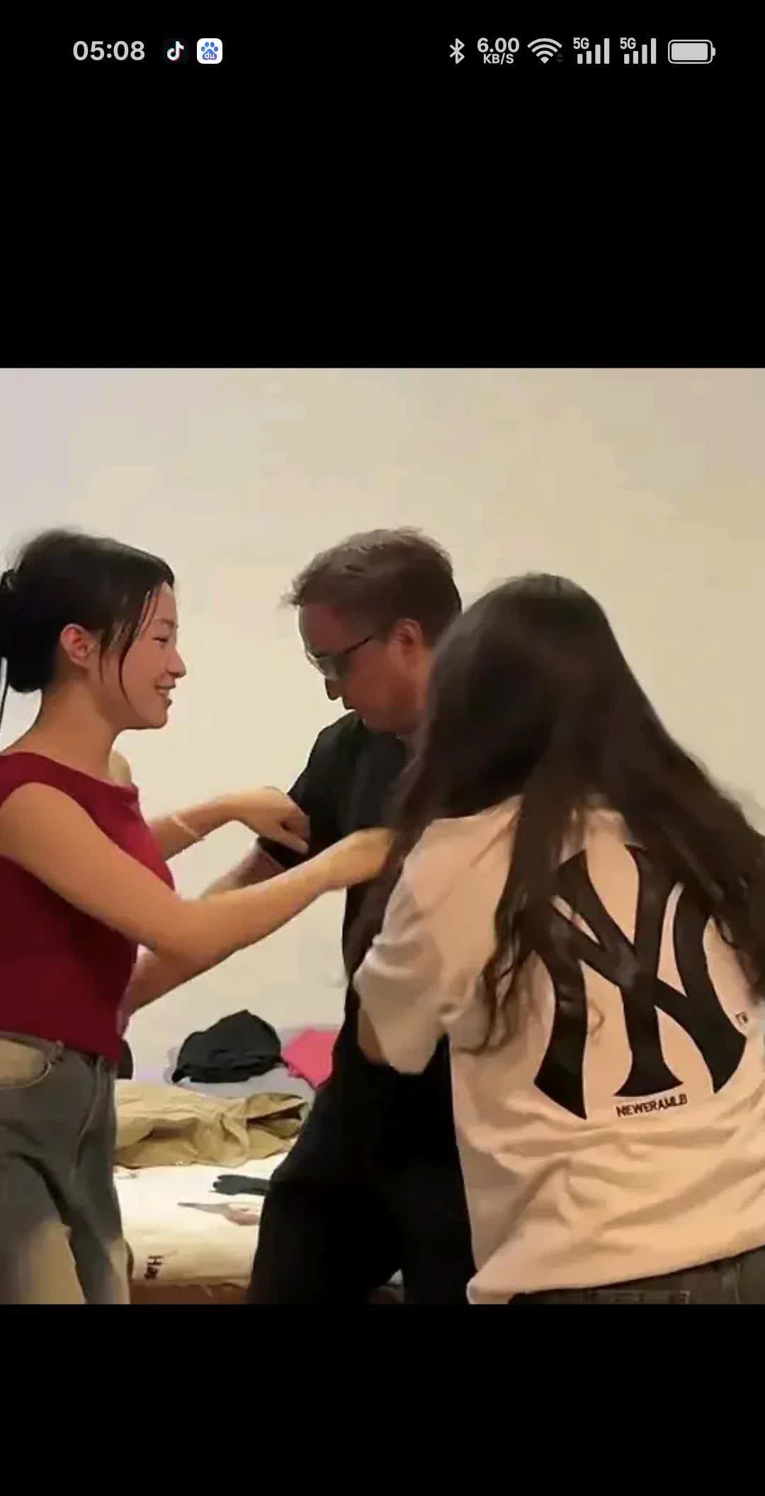 网红大伽包哥近段时刻风光无限，大家热传包哥是双喜临门。继小燕子生女后包哥欣然为爱