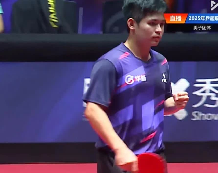 林诗栋遭遇削球手李天阳，
可以3-2逆风翻盘太惊喜。
林诗栋开局不适应打法输