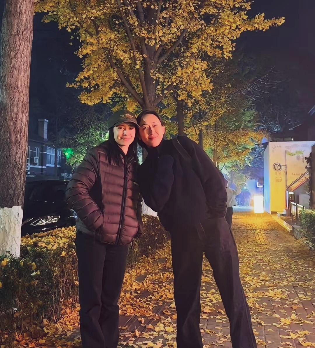 董洁现身辽宁，与好友街头散步，夜幕下她穿搭朴素，与好友开心合影留念。#董洁#