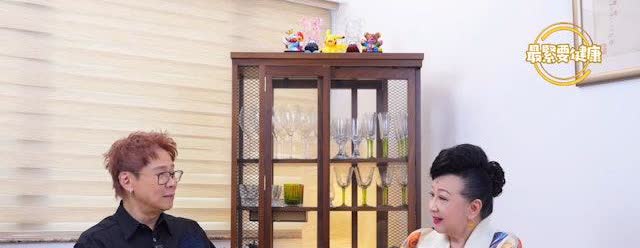 现年75岁的薛家燕因前夫石保庆有第三者，1995年决定离婚，独力养大三子女。薛家