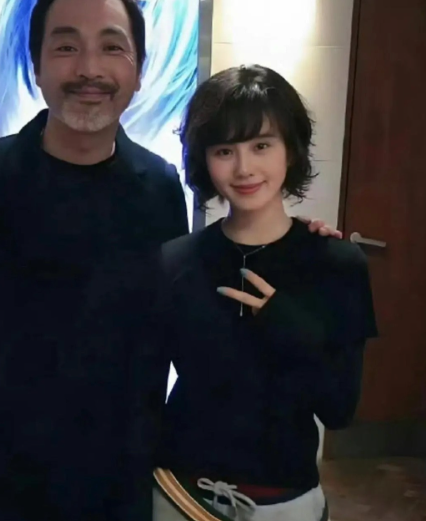 刘诗诗还是比较适合短发，不仅颜值在线，气质也是杠杠滴，有巨星的风范。

这个妆造