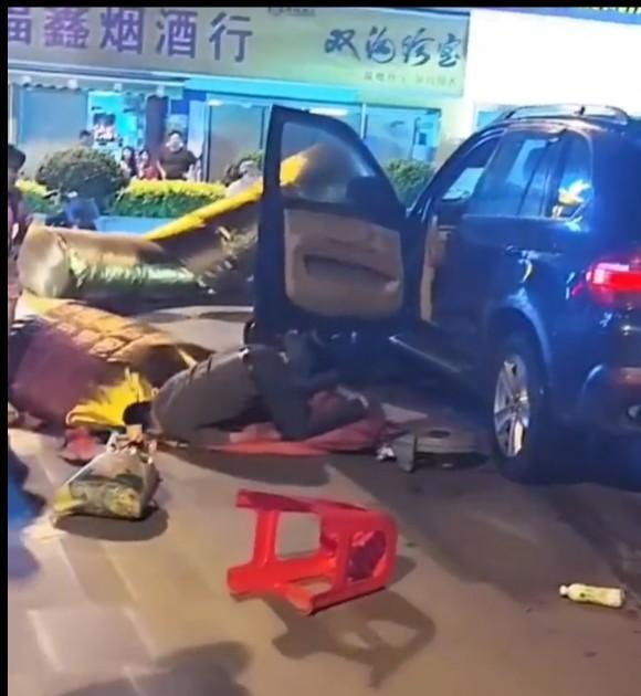 #福建一男子驾车疑撞人 镇政府回应#这男子是喝多少酒啊！不仅开车撞了人，而且下车