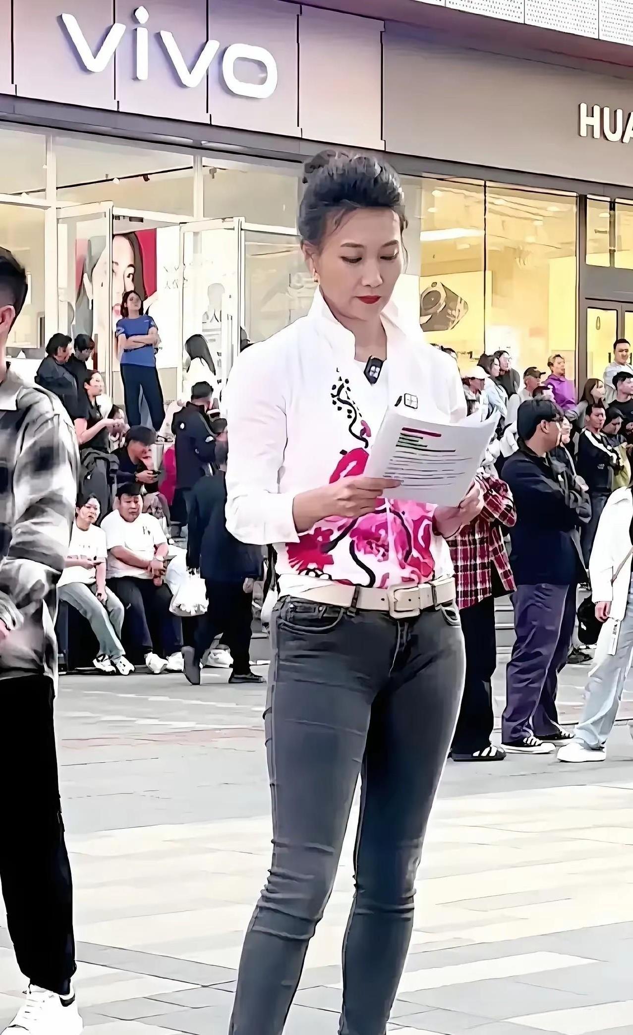 李梓萌算得上是央视的宝藏主播。她播音时发音纯正、字正腔圆，声音浑厚且清晰，极具感