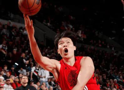 杨瀚森又又又进步了，发展联盟的比赛，让他提升显著。
开拓者打马刺，打豪强，杨瀚森