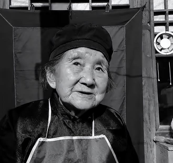 1984年，一位北京扫地老妇向政府捐款24亿，这件事惊动了中央，但这位老妇却只是
