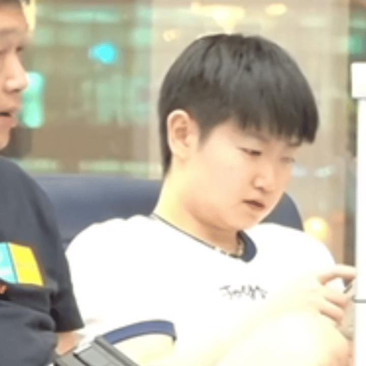 #孙颖莎直言该吃吃该喝喝# 果然是说到做到的小莎！看这架势，下一秒就要把手里的小
