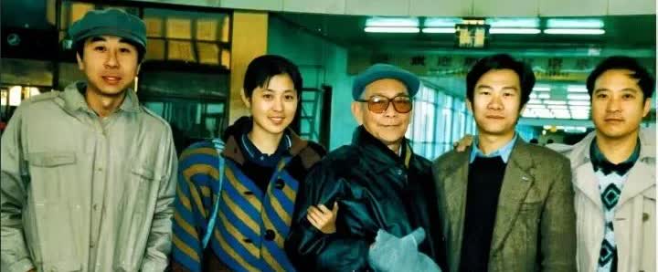 1988年，倪萍与冯巩 、牛群等人的一张合影，那时候的他们都还年轻现在都变成沧桑