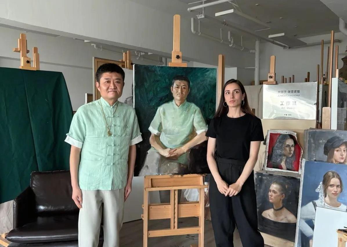 #头号创作者激励计划#苗阜，请俄罗斯美女教授，为自己画肖像画。
苗阜，和搭档王声