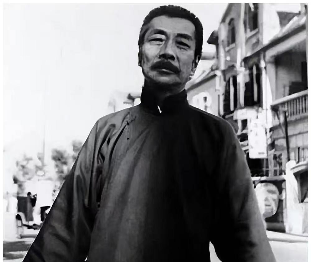 1910年，晚清神医自称梦到未来的新中国，没有租界和治外法权，到处高楼大厦，飞船