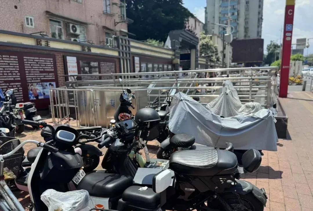 无牌、拉客、地铁口乱停乱放的电鸡将会被扣车！广州终于要下定决心严厉打击啦！
事关
